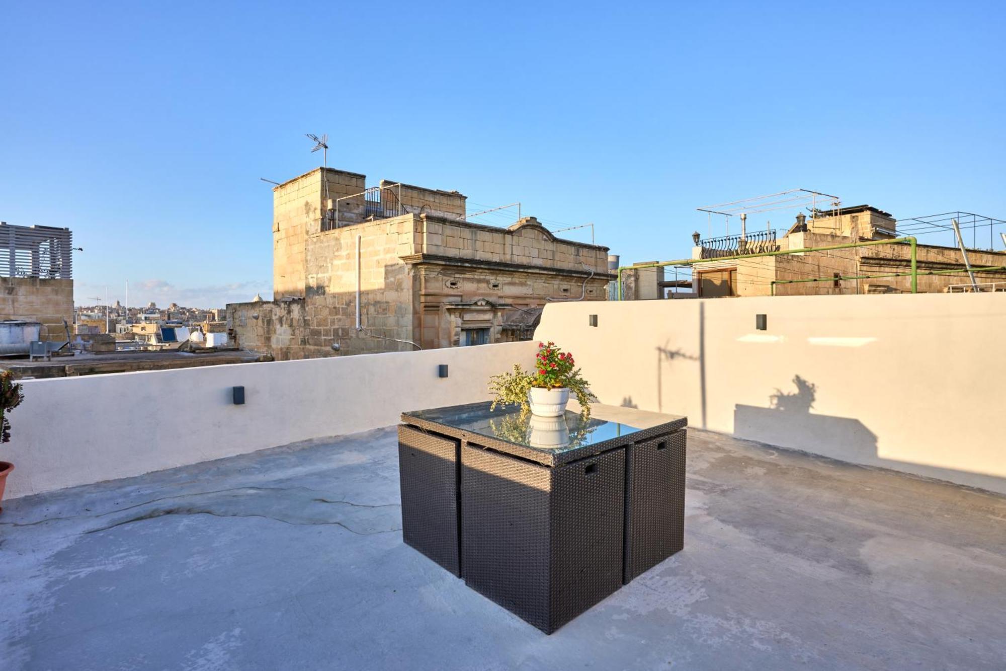12 -16 , Pacifiku Scicluna Apartment