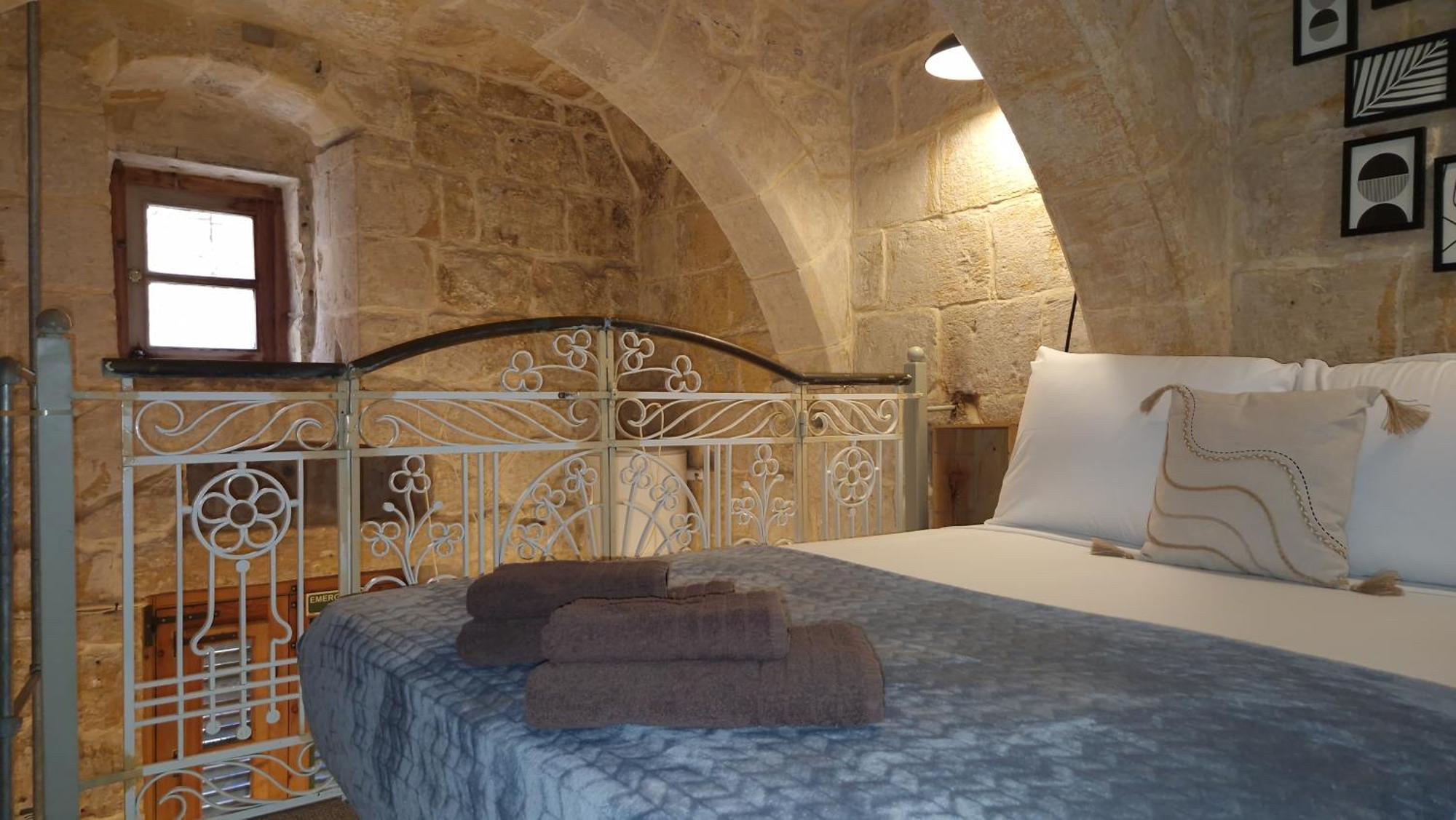 12 -16 , Pacifiku Scicluna Apartment